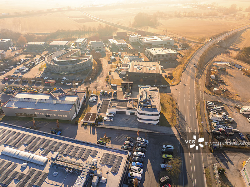 阳光明媚的天气下，德国赫伦贝格古尔茨泰因的工业厂房和道路鸟瞰图，周围的自然景观。图片素材