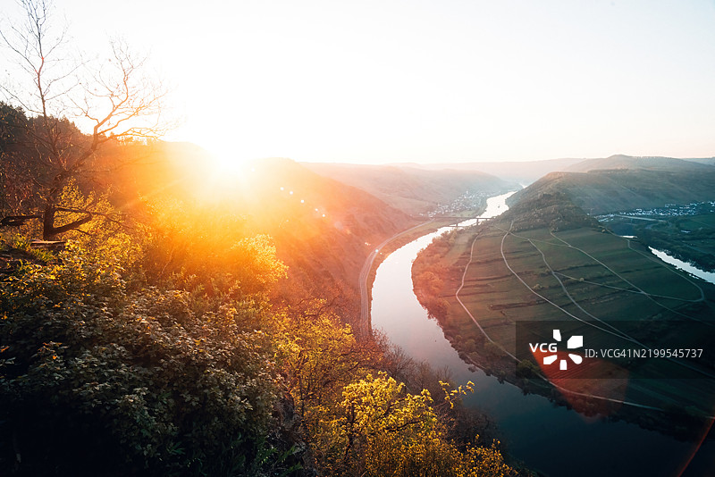 夏季的萨尔河弯图片素材