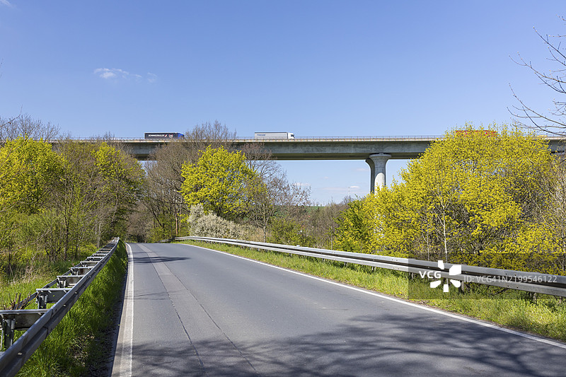 特里比希塔尔大桥位于德国萨克森州克利普豪森，跨越特里比希塔尔谷，A4高速公路经过此地，直到1999年，危险的高速公路路段被称为坦内贝格洛赫穿过该谷。图片素材