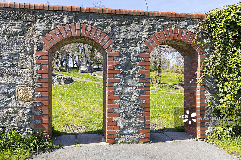 保留的前纺织工业元素融入公园，艾斯凯勒·诺伊格斯多夫，奥伯劳西茨山地，萨克森，德国，欧洲图片素材