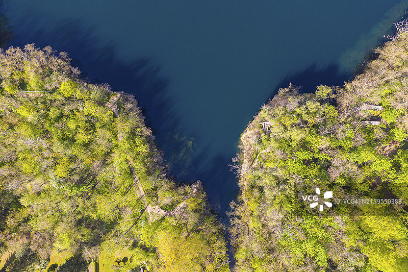 德国萨克森州布朗迪斯贝乌查的基尔赫布鲁赫采石场湖岸的鸟瞰图图片素材