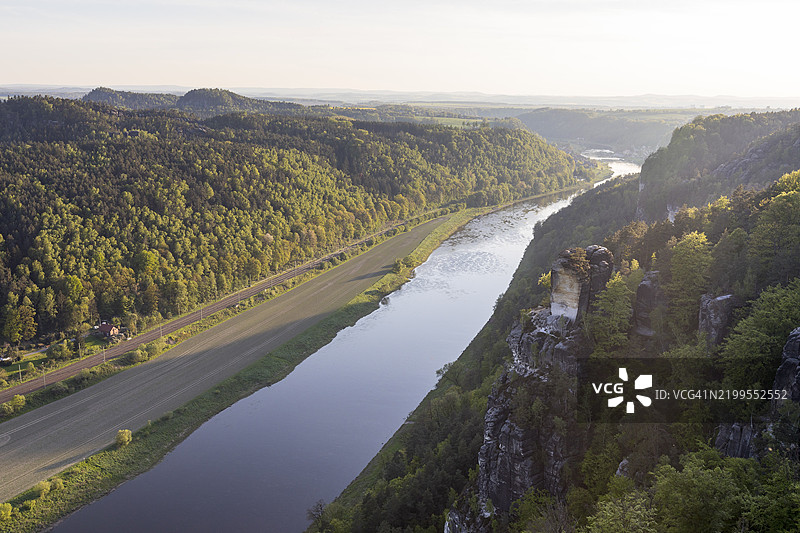 从巴斯特观景台俯瞰易北河，易北河和沃特塔姆，洛赫门，萨克森瑞士，萨克森，德国，欧洲图片素材
