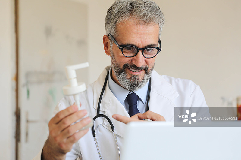 一位中年男性医生图片素材