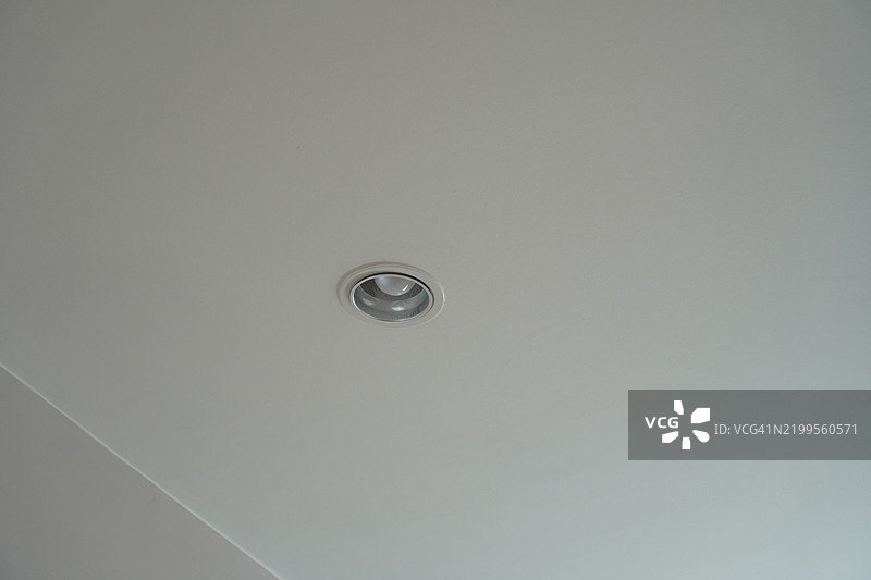 天花板上的筒灯图片素材