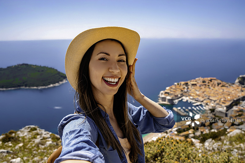 年轻女性欣赏杜布罗夫尼克的美景图片素材
