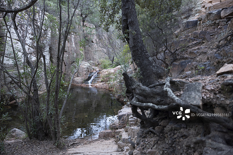 瀑布和小湖，蒙特费鲁自然泳池，奥尔贾斯特拉，撒丁岛，意大利，欧洲图片素材