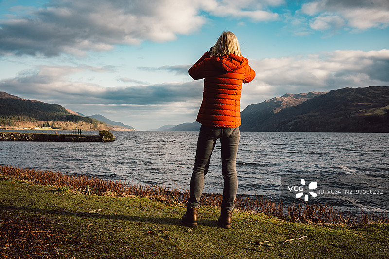 苏格兰奥古斯都堡的尼斯湖，只有我一个人图片素材
