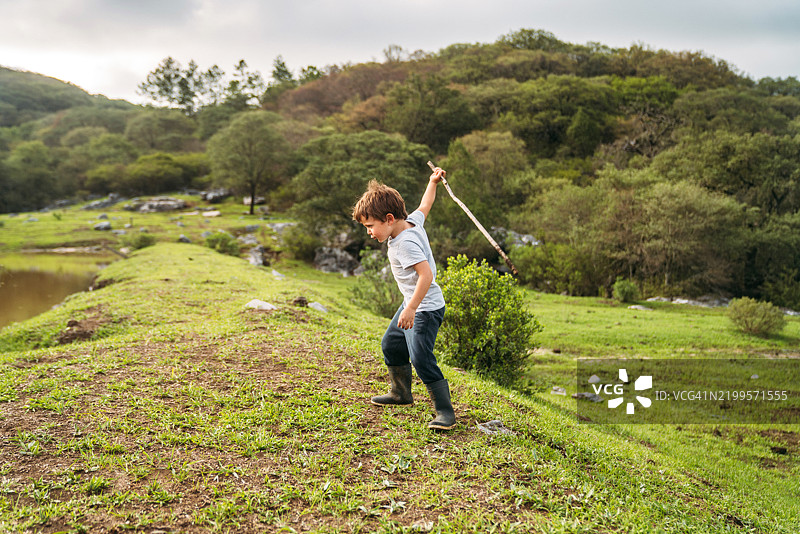 孩子们在大自然中玩耍图片素材