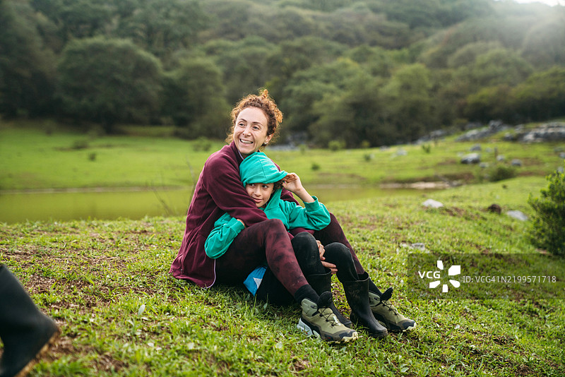 母亲和儿子享受大自然图片素材