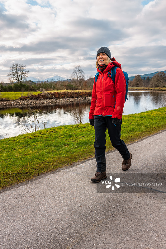 在苏格兰福特奥古斯特的伟大格伦之路上的徒步旅行者图片素材