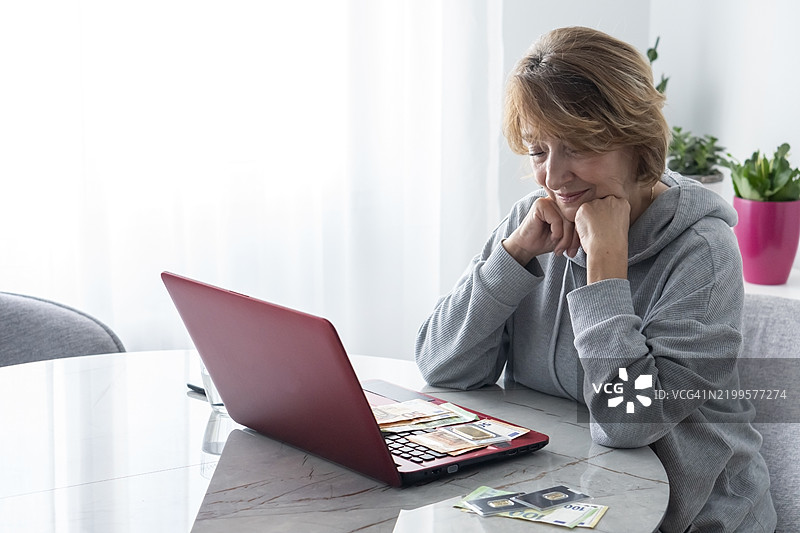 存钱 - 购买金条图片素材