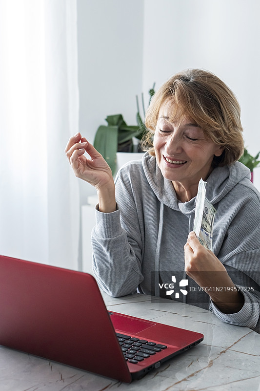 存钱 - 购买金条图片素材