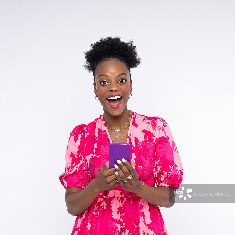 惊讶的女性使用智能手机图片素材