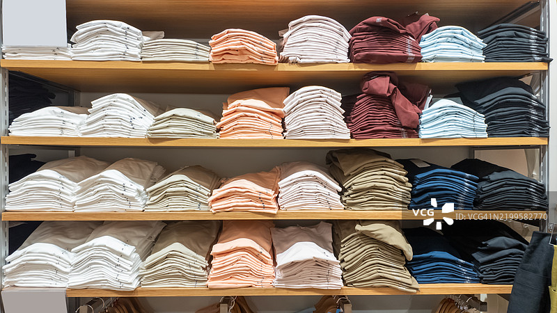 各种颜色的整齐T恤展示图片素材