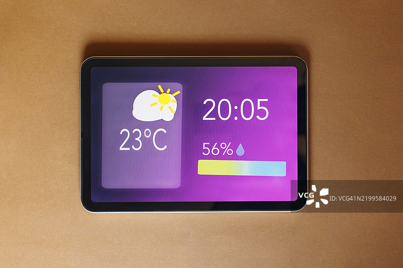 平板电脑显示天气预报、温度、湿度和时间图片素材