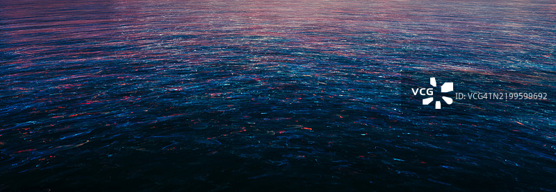 城市灯光在水面上的倒影图片素材