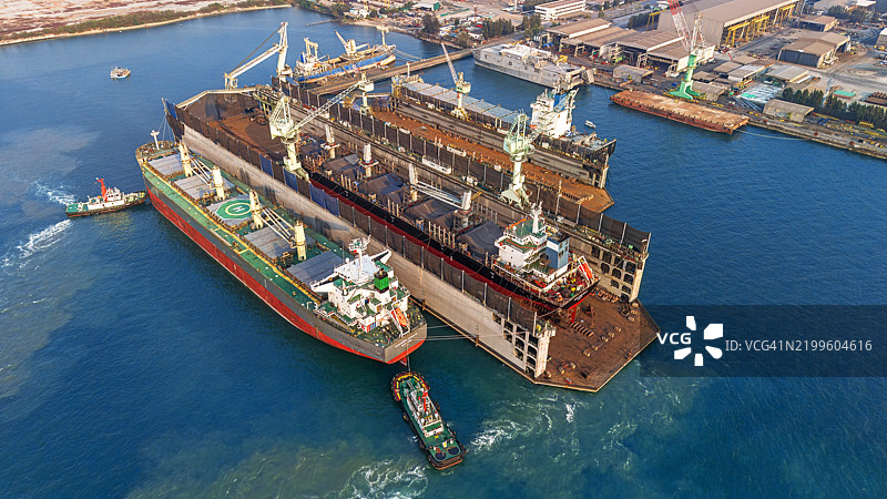 船厂的鸟瞰图展示了货船的建造现场。图片素材