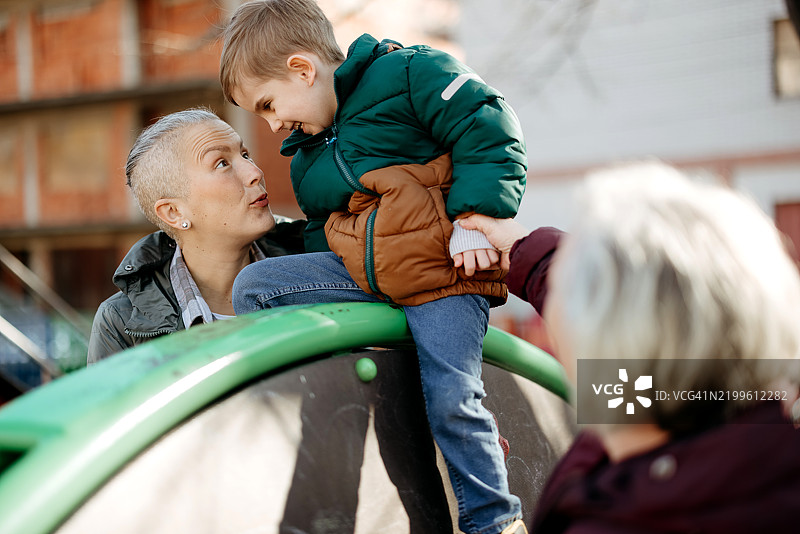 游乐场的完美日子。图片素材
