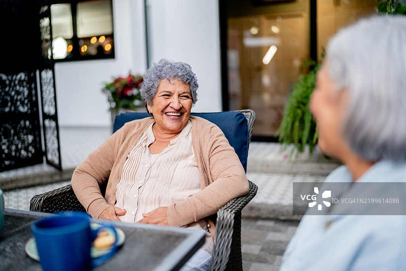 老朋友们在下午喝咖啡时聊天图片素材