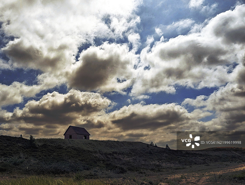 梅克伦堡的吕布廷荒原上空的多云天空图片素材