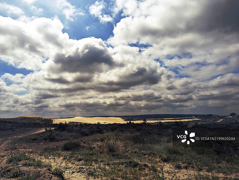 梅克伦堡的吕布廷荒原上空的多云天空图片素材