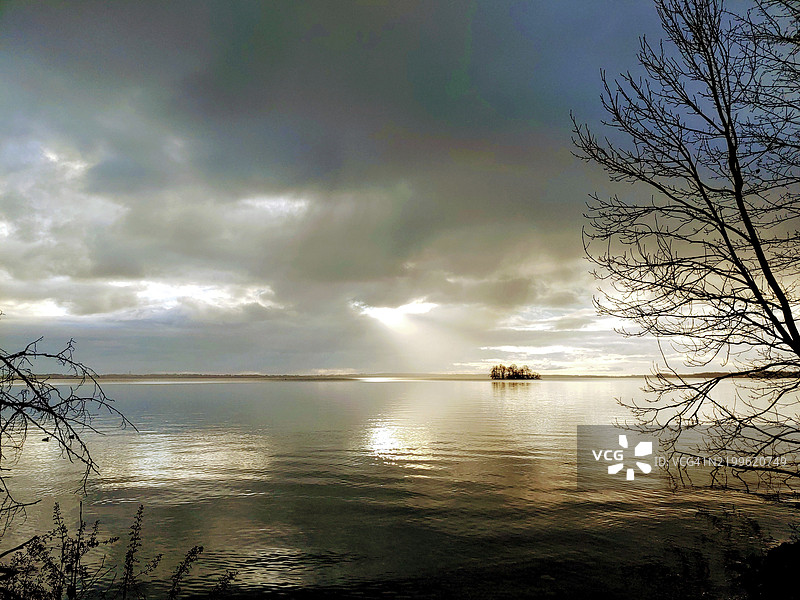 盖斯塔赫附近的易北河上空的多云天空图片素材