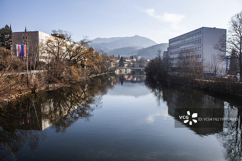 新市政厅俯瞰穆尔河，位于瓦森桥和穆格尔山后方，莱奥本，施蒂利亚，奥地利，欧洲图片素材