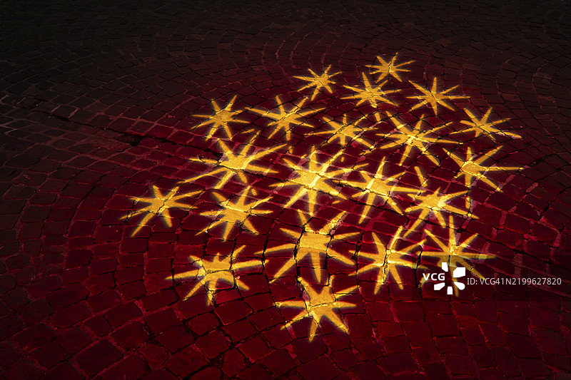 瑞士欧洲纽沙泰尔市老城区夜晚的鹅卵石街道上的璀璨星星图片素材