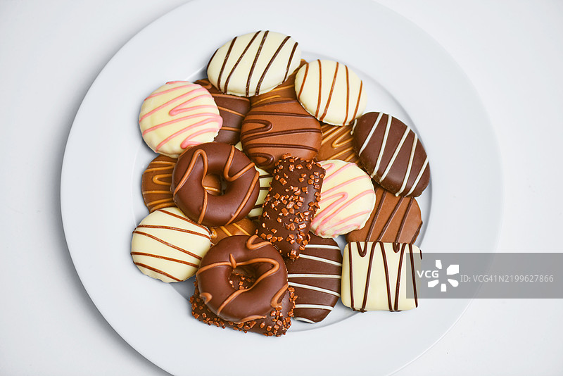 一盘巧克力饼干。图片素材