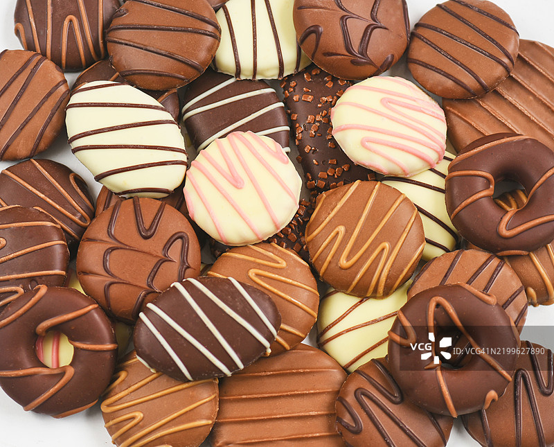 一盘巧克力饼干。图片素材