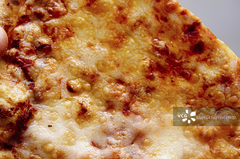 金黄色烤制的奶酪披萨特写图片素材