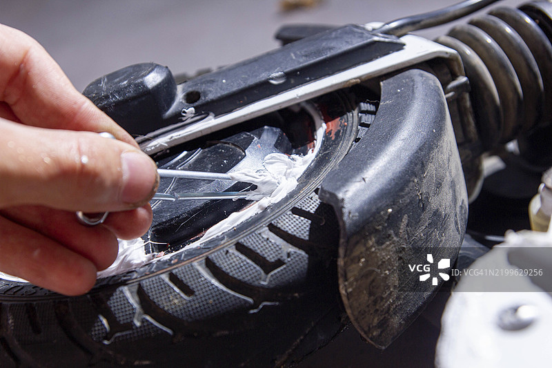 用于在电动滑板车轮胎上涂抹粘合剂的工具图片素材