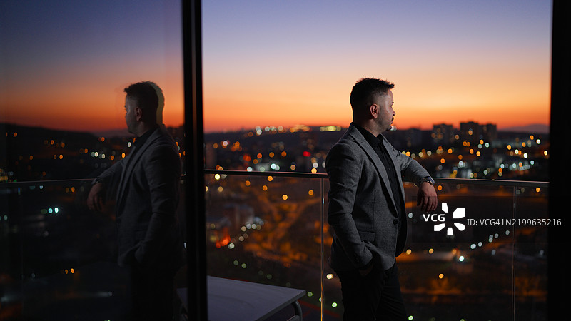 年轻商人在日落时分反思城市风景的肖像图片素材