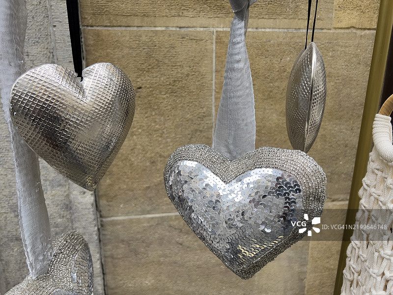 银色心形装饰挂在商店里图片素材