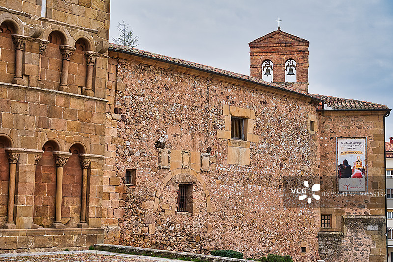 西班牙索里亚的圣多明戈教堂图片素材