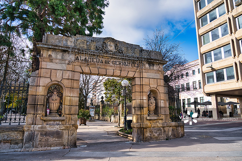 西班牙索里亚的塞万提斯林荫大道公园图片素材