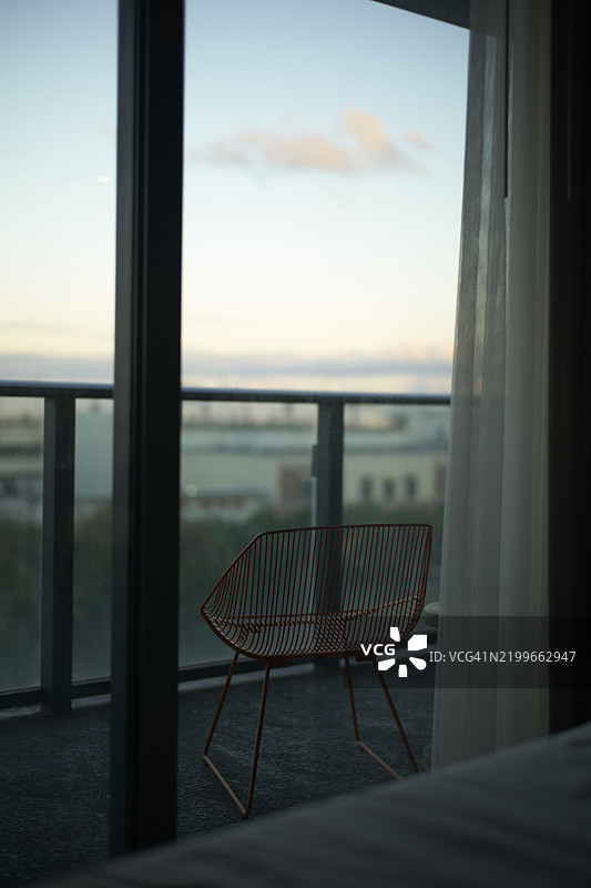 阳台上的橙色线条椅，背景是建筑和清澈的天空，日落时分，迈阿密，佛罗里达州，美国图片素材