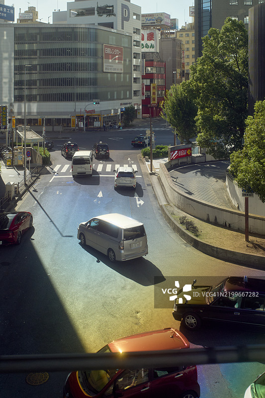 城市交叉口，车辆穿行，路面上有彩虹光效。日本东京图片素材