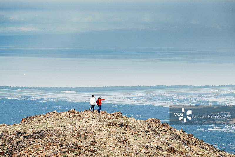 母女俩在山顶欣赏美景图片素材