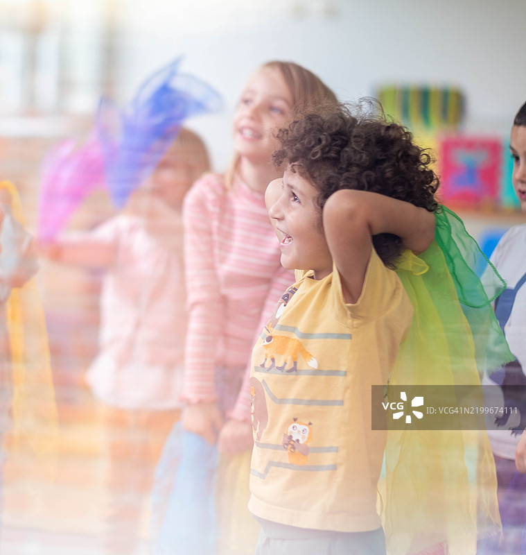 孩子们在某人的生日派对上，手上戴着围巾，因为照顾他们的女士给了他们围巾。图片素材