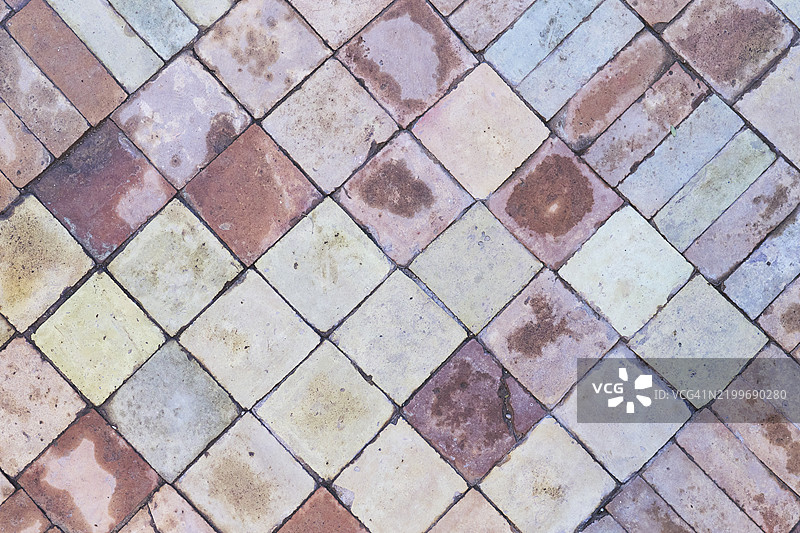 摩洛哥一条古老街道的高角度前视陶瓷地砖地面，周围没有人。图片素材