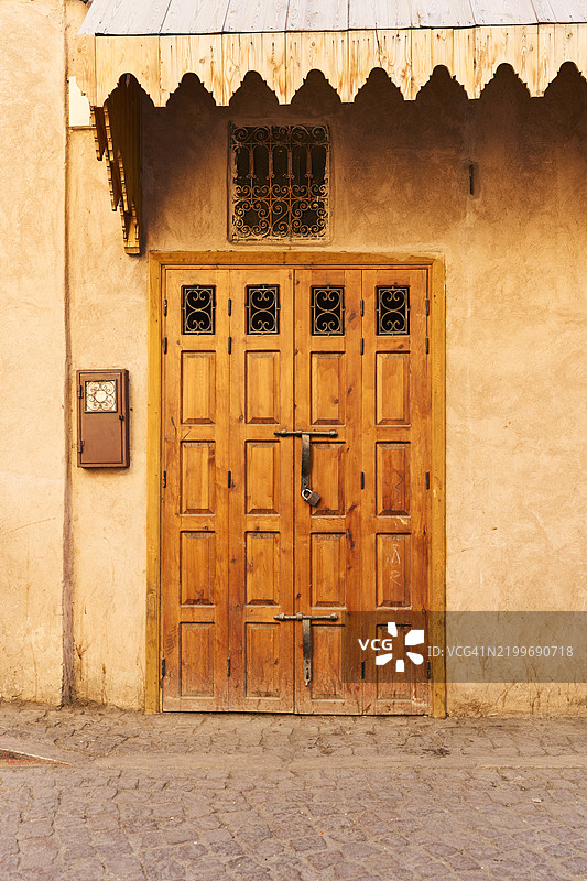 马拉喀什一栋房屋木门外观的正面视图，周围没有人。图片素材