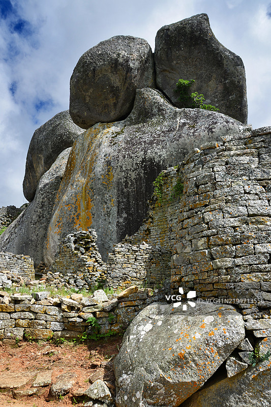 大津巴布韦国家公园的山丘综合宫殿的平衡巨石和石墙图片素材