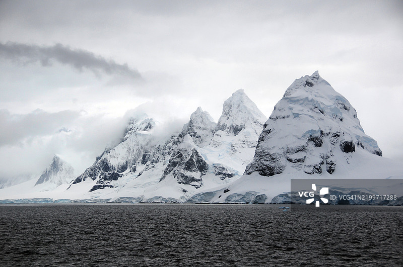 南极洲莱梅尔海峡的乌纳斯山脉和冰川图片素材