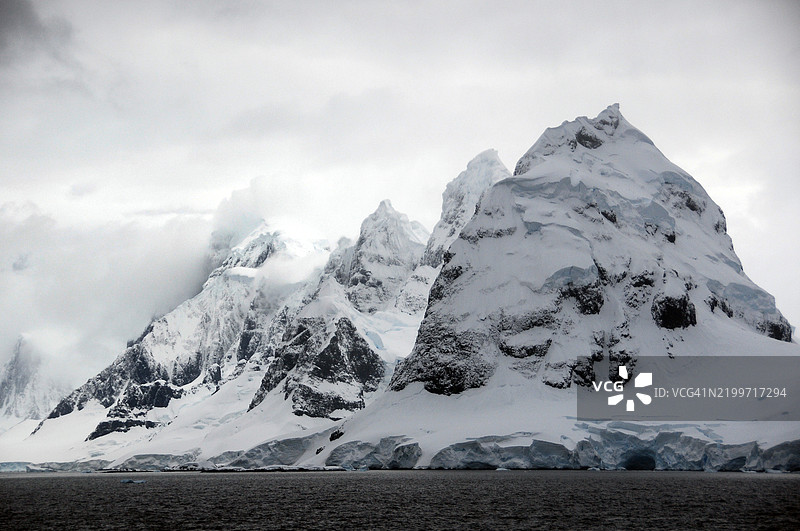 南极洲莱梅尔海峡的乌纳斯山脉和冰川图片素材