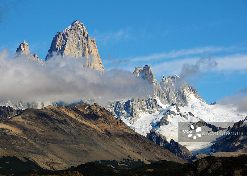 阿根廷洛斯格拉西亚雷斯国家公园的雪山菲茨罗伊和皮埃德拉斯布兰卡斯冰川图片素材