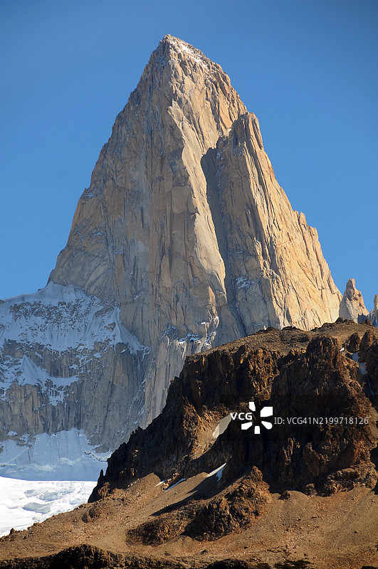阿根廷洛斯冰川国家公园的菲茨罗伊山雪顶特写，以及皮埃德拉斯布兰卡斯冰川图片素材