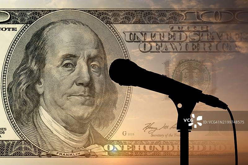 麦克风与100美元钞票的背景图片素材