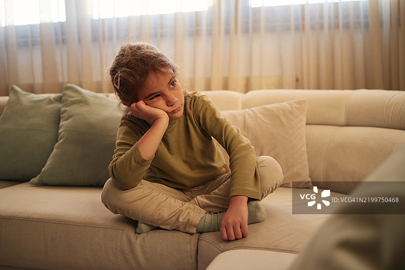 愤怒女孩的肖像图片素材