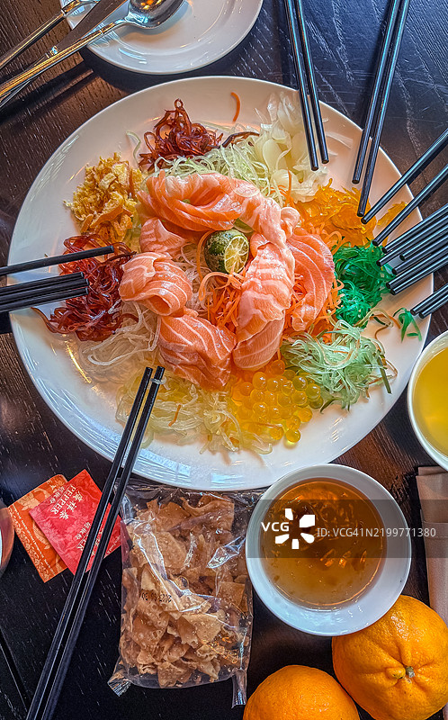 传统的鱼生捞起庆祝农历新年。图片素材